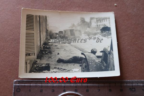 altes Foto - zerstörte Fahrzeuge , gefallene Soldaten nach Angriff - Ort ?? Westfeldzug